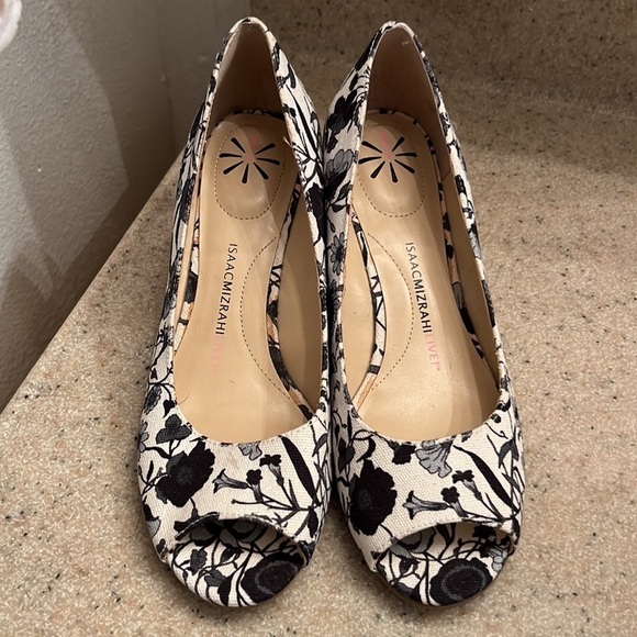 Isaac Mizrahi brand size 7.5M slip on peep toe wedge heels- brand new - Picture 2 of 6